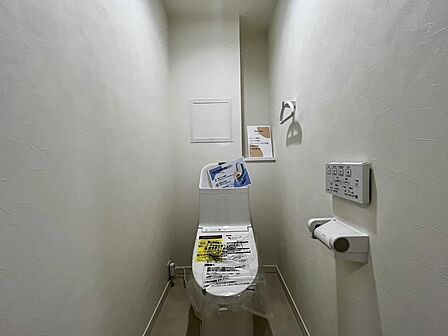 温水洗浄便座付きの快適なトイレスペース。