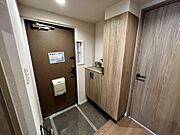 落ち着いた木目調で統一された、上質感のある玄関空間。