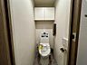 トイレ：温水洗浄便座付きトイレ。上部収納も備えた使い勝手の良い空間です。