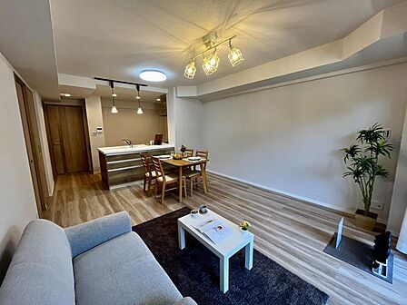 ダイニングとリビングをしっかり分けてレイアウトできる使いやすい空間設計です。