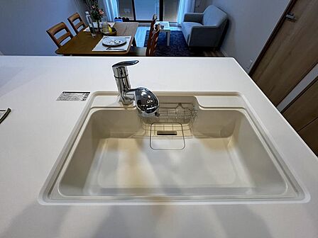 ワイドシンクを採用し、洗い物や調理の下ごしらえもスムーズに行えます。