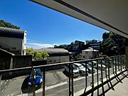 前面に高い建物が少なく、開放感のある眺望が広がります。
