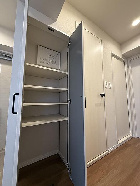 廊下収納もしっかりございます!