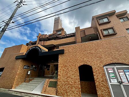 落ち着いた色合いで、すっきりとした印象のマンション外観です。
