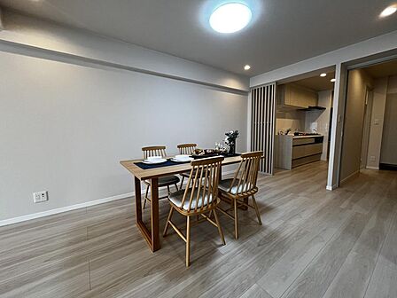 木目調のフローリングが、温かみのある住空間を演出しています。