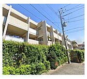 緑豊かな生垣に囲まれた、落ち着いた佇まい。青空に映える明るい外観が、心地よい暮らしを予感させます。