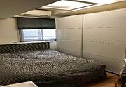 収納力に優れたクローゼット完備の洋室。プライベートな時間を大切にできる、静かで落ち着いた空間です。