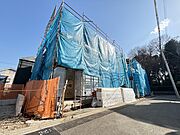 着々と工事が進む建築中の現地。青空に映える開放的な立地で、新しい生活への期待が膨らみます。
