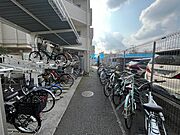 屋根付きの駐輪場スペースを確保しています。整理された共有部で、毎日の自転車利用もスムーズです。