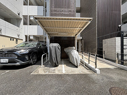 屋根付きのバイク置場を完備。雨風を避けて大切な愛車を保管でき、通勤や休日のお出かけにも便利。日々の暮らしを快適に支える共用設備です。