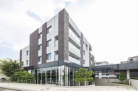 緑豊かな「蘆花恒春園」まで徒歩2分。洗練された外観と重厚感あるエントランスが迎える、南東角部屋の開放的な3LDK。ブランドマンションならではの安心感と上質な暮らしを叶えます。