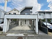 並列駐車が可能なゆとりあるカースペースを完備。前面道路も広く、お車の出し入れもストレスフリーです。