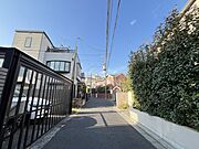 ゆとりある前面道路に面した、開放感あふれる住環境。陽当りも良く、毎日の外出もスムーズな好立地です。
