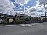 外観：広々2車線の前面道路です　分かりやすい場所になります