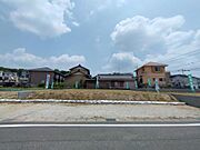 前面道路から物件を撮影