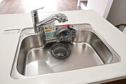 耐久性のあるステンレスシンクを採用。浄水器一体型水栓なら、場所を取らずにいつでもクリーンな水が飲めます。