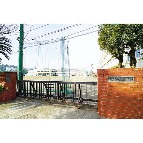 中学校「市立左近山中学校まで450ｍ」
