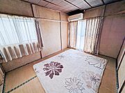 吐き出し窓と越し窓があり風通りが良いお部屋です。