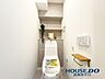 トイレ：トイレ上部に収納棚があるのは嬉しい限り
