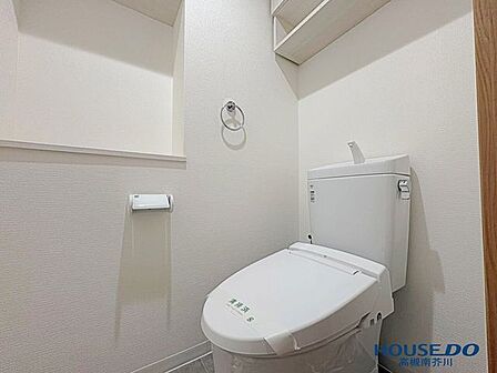 右手側にはカウンターもあり何を置きましょうか白を基調とした清潔感のあるトイレ温水洗浄便座完備です