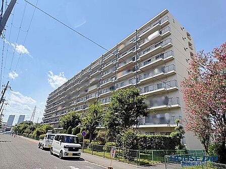 阪急「高槻市」駅徒歩18分の場所に位置するマンションです。周辺にはスーパーやコンビニ、総合病院があるため住環境も良好です。