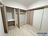 子供部屋：洋室約4.5帖の収納。折れ戸仕様で開口が広く、お洋服や荷物をたっぷり収納可能です。