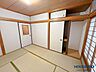 和室：畳表替えや襖張替を施工済の2階6.0畳和室。天袋付きの押し入れ収納を備えており、客間やお布団の収納場所としても重宝する清潔感のある空間です。