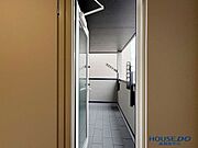 ファミリークローゼットからバルコニーへ。こちらのバルコニーは屋根があるので急な雨でも安心です。