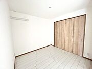 大きい収納付きの洋室（約4.4帖）です