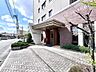 エントランス：〜マンションの顔であるエントランス周りは、清掃が行き届き、美しい緑が並びます〜