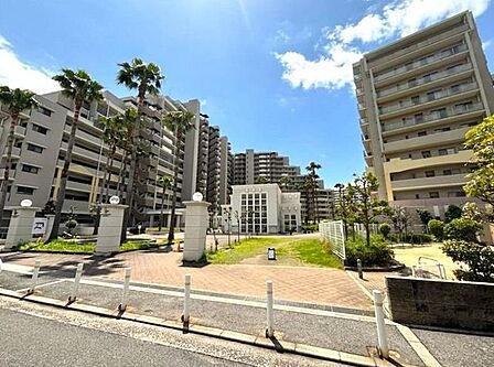 3沿線利用可能な好立地マンション♪敷地内に広場があり、憩いと交流の場となっています♪