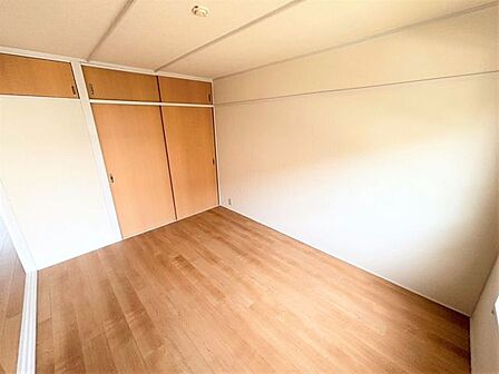 洋室6.0帖収納も豊富でお部屋の広さを最大限に活かせます♪