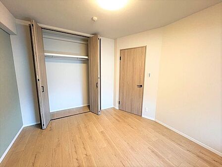 明るい日差しが差し込む洋室!主寝室やお子様のお部屋など、ライフスタイルに合わせてお使いいただけます!!