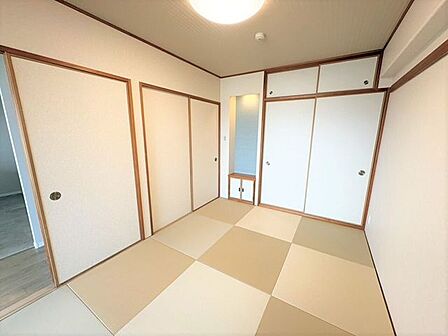 リビングに隣接した和室は、お子様の遊び場やお昼寝、来客用としても活躍する使い勝手の良い空間です!!