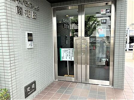 エントランスはオートロックで日中は管理人さんがいらっしゃるので安心です♪