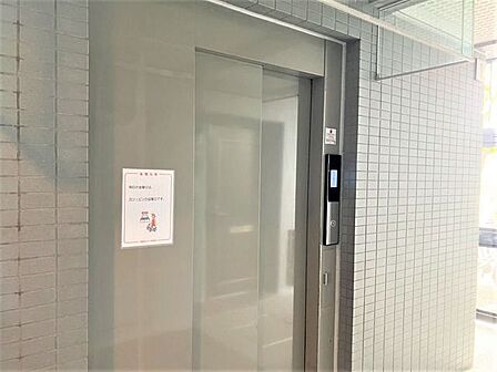 エレベーター付きで重い荷物の運搬も楽々♪エレベーター内はカメラ付きなので防犯面も安心ですね♪