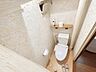 トイレ：壁紙が可愛いトイレは嬉しいウォシュレット付きです♪
