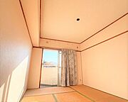 窓は南側に面しておりますので、一日を通して明るい物件となっております！