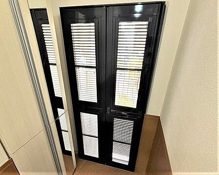 玄関にはルーバー扉も付いており、プライバシーを確保しながら換気ができます