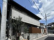 積水ハウスならではの高級感のある外観。外壁は耐久性の高い【ダインウォール】を採用。駐車スペースも2台分確保（※車種による）しております。目隠フェンスにより、目線も気になりません。