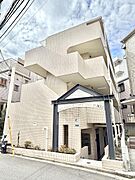 落ち着いた住宅街に佇む新耐震基準マンション。シンプルで清潔感のある外観が印象的です。
