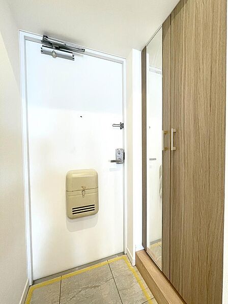 《玄関》すっきりとした玄関が住まいの第一印象を演出