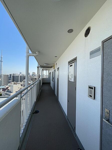 開放感のある外廊下設計。風通しが良く、日中は明るい共用空間です。