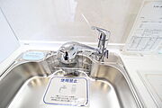 キッチン水栓は浄水器一体型です。