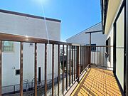 開放的なバルコニーは見晴らしもよく、太陽の温かな温もりをめいっぱい受け止めてくれます！