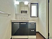 朝の準備がはかどる三面鏡の洗面台です！