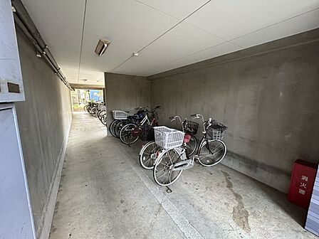 駐輪場にも屋根があるので、雨や夏の強い陽射しから自転車を守ります♪