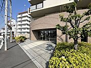 エントランスには草木が植えられており、季節ごとに違った景色を見せてくれます♪