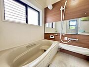 半身浴ができるベンチ付き浴槽。小さなお子様が座って入浴することもできます！