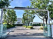 谷塚中学校まで　1077m　徒歩約14分●教育目標「学び合う生徒・思いやる生徒・高め合う生徒」　目指す学校像「信頼」生徒数